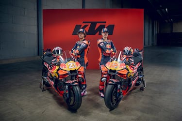 Maverick Viñales y Enea Bastianini posan junto a la KTM RC16 Tech 3.