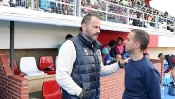 Salva Ballesta. t&eacute;cnico del Algeciras, saluda al entrenador del Cartagena, Borja Jim&eacute;nez.