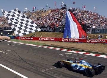 En Magny Cours, el piloto asturiano se impuso a Raikkonen (McLaren) y Schumacher (Ferrari) partiendo desde la pole. Una victoria especial en la casa de Renault, su escuder赤a, y Michelin, su fabricante de neum芍ticos.