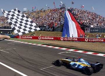 En Magny Cours, el piloto asturiano se impuso a Raikkonen (McLaren) y Schumacher (Ferrari) partiendo desde la pole. Una victoria especial en la casa de Renault, su escudería, y Michelin, su fabricante de neumáticos. 