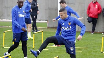Rodrigo durante un entrenamiento del Valencia.