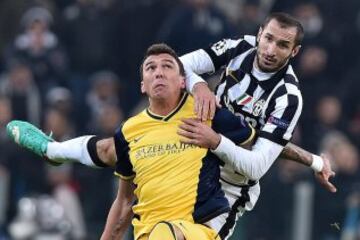 El defensa de la Juventus, Giorgio Chiellini, pelea por el control del balón con el delantero croata del Atlético de Madrid, Mario Mandzukic.