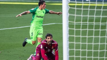 Jonathan Silva bate a Diego López.