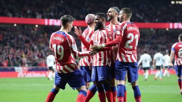 Morata celebra con Lemar el gol del jugador francés.