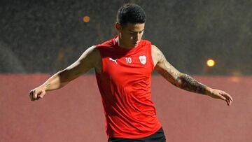 Laurent Blanc confirmó una leve lesión muscular de James Rodríguez.