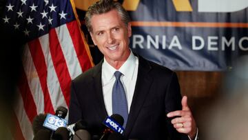 El gobernador de California, Gavin Newsom, habla despu&eacute;s del cierre de las urnas sobre la elecci&oacute;n revocatoria, en la sede del Partido Dem&oacute;crata de California en Sacramento, California, Estados Unidos, el 14 de septiembre de 2021. 