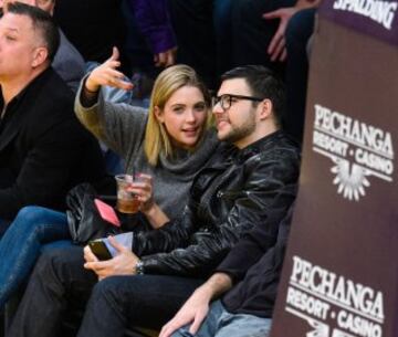 Ashley Benson (Hanna Marin en Pequeñas mentirosas) presencia el Lakers-Suns en el Staples Center.