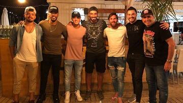 Luis Su&aacute;rez con Lionel Messi, Philippe Coutinho y varios amigos en su &quot;Chiringuito Chalito&quot; de Castelldefels, Barcelona.
