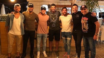Luis Suárez con Lionel Messi, Philippe Coutinho y varios amigos en su "Chiringuito Chalito" de Castelldefels, Barcelona.