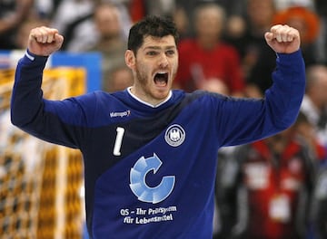 Elegido el mejor jugador mundial en 2004, retirado en 2012 a los 38 a?os (1,88), su carrera ha estado vinculada s車lo a tres equipos de clubes alemanes, Magdeburg, Kiel y Rhein Neckar, con los que gan車 una Champions y cuatro copas de la EHF. Internacional alem芍n en 235 partidos se retir車 con un t赤tulo Mundial (2007), otro de Europa (2004) y la plata en los Juegos Ol赤mpicos de Atenas.