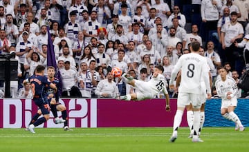 Arda Gler intent marcar de volea con una acrobacia que pocos pueden hacer. Empez juguetn el futbolista turco.