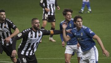 08/11/20 PARTIDO SEGUNDA DIVISION  REAL OVIEDO - CASTELLON BLANCO AGARRADO POR UN CONTRARIO JUNTO A SANGALLI