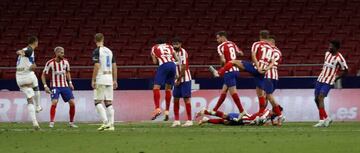 La jugada del penalti en el Atlético-Alavés. Koke está tirado en el suelo.