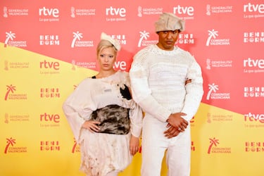 Pop contemporáneo con un toque incendiario. La puesta en escena —según RTVE— usa un rosetón que divide el espacio, reforzando el juego entre ambos intérpretes.