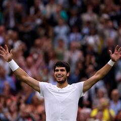 Tennis - Wimbledon - All England Lawn Tennis and Croquet Club, London, Britain - July 14, 2023 Spain's Carlos Alcaraz celebrates winning his semi final match against Russia's Daniil Medvedev REUTERS/Andrew Couldridge