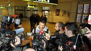 Vitolo, atendiendo a los medios de comunicaci&oacute;n a su llegada esta ma&ntilde;ana a Barajas. 