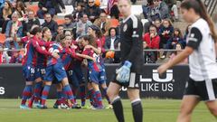 Jugadoras del Levante celebran un gol.