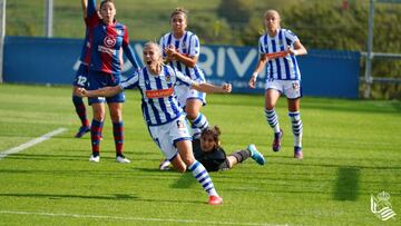 Bárbara Latorre celebra su gol con la Real Sociedad.