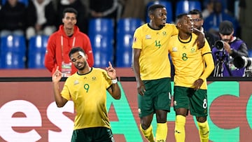 South Africa's forward #09 Lyle Foster (L) celebrates scoring his team's second goal next to South African midfielder #04 Teboho Mokoena (C) and South Africa's forward #08 Tshepang Moremi (R) during the Africa Cup of Nations (CAN) Group B football match between South Africa and Angola at Marrakesh Stadium in Marrakesh, Morocco on December 22, 2025. (Photo by Khaled DESOUKI / AFP)