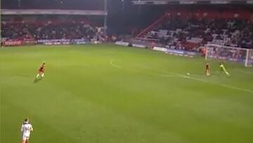 El gol más surrealista del año: ni los hinchas se dieron cuenta de lo que ocurría