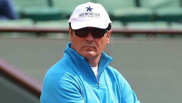 Toni Nadal, durante un entrenamiento de Rafa Nadal en Roland Garros 2015.