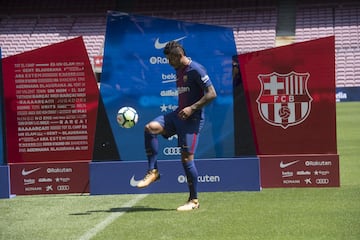 Paulinho's Barcelona unveiling in pictures