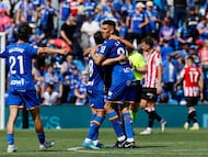 GETAFE (COMUNIDAD DE MADRID), 05/04/2026.- Los jugadores del Getafe celebran el gol de Martín Satriano durante el partido de la jornada 30 de LaLiga EA Sports que disputan el Getafe CF y el Athletic Club este domingo en el Estadio Coliseum de Getafe. EFE/ Mariscal