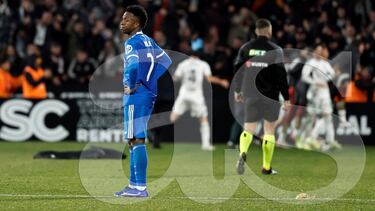 Durante la celebración del tercer gol del Albacete, un aficionado lanza una cáscara de plátano desde la grada mientras Vinicius permanece en el terreno de juego.