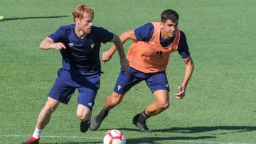 Alex Fernández y Ander Garrido durante el entrenamiento de hoy del Cádiz.