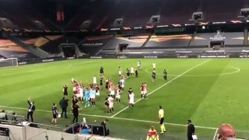 No había afición, pero pareció que sí: el atronador cántico de los jugadores del Sevilla en el césped