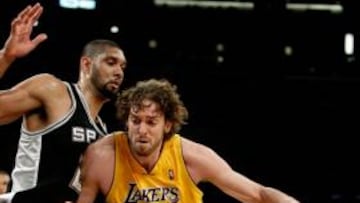 <b>NO KOBE, NO PROBLEM. </b>Pau Gasol percute contra Tim Duncan.