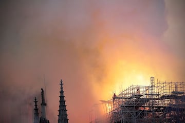 Devastador incendio  de la catedral de Notre Dame, uno de los monumentos más emblemáticos de París.