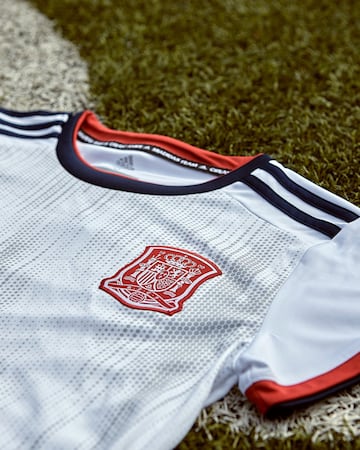 La segunda equipación de España se trata de una camiseta blanca, con diseño frontal y cuello redondo con detalles en rojo y azul marino. Ha sido también diseñada por las jugadoras durante los distintos encuentros que se han desarrollado con Adidas y los responsables de la RFEF.