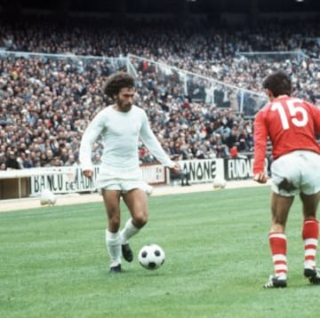 Jugó en el Real Madrid entre 1974 y 1977.