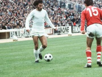 Jugó en el Real Madrid entre 1974 y 1977.