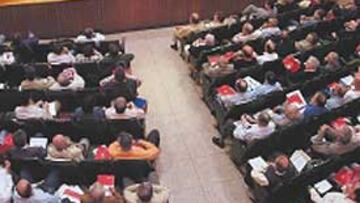 <b>ASAMBLEA. </b>Patxi Izco puso a salvo sus cuentas.