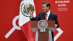 El presidente de M&eacute;xico Enrique Pe&ntilde;a Nieto habla despu&eacute;s de recibir en la residencia presidencial de Los Pinos, en Ciudad de M&eacute;xico, la Copa del Mundo hoy, mi&eacute;rcoles 11 de abril de 2018. La Copa que se disputar&aacute; e