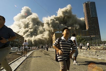 La gente huye mientras la segunda torre del World Trade Center se derrumba después de que un avión se estrellara contra el edificio el 11 de septiembre de 2001.