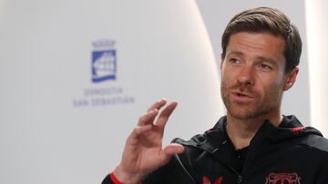 GRAFCAV1742. SAN SEBASTIÁN (ESPAÑA), 28/07/2023.- El entrenador del Bayer Leverkusen, Xabi Alonso, ofrece este viernes una conferencia de prensa previa al partido amistoso que se disputará mañana entre la Real Sociedad y el conjunto alemán.  EFE/Juan Herrero.
