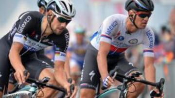 El ciclista belga Tom Boonen (izquierda) y el checho Zdenek Styber (derecha) durante la primera etapa de esta Eneco Tour disputada en Países Bajos.