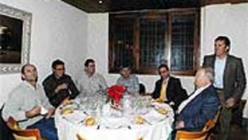 <B>CENA DE CAMPEONES.</B> Rominger, Zülle, Olano, Lejarreta, Rupérez y Delgado, junto a Enrique Franco. Fueron algunos de los ganadores de la Vuelta que cenaron ayer juntos en Madrid.