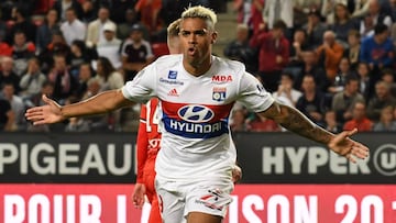 Mariano celebra un gol con el Lyon.