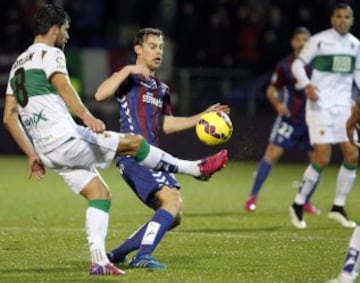 El centrocampista del Eibar Javier Lara lucha un balón con Adrián González.