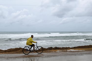 Un hombre recorre en bicicleta la costa antes de la llegada del huracán Melissa, en Santiago de Cuba.
