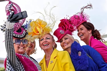 Se celebra la Cheltenham Gold Cup, la carrera de caballos de obstáculos más prestigiosa. Valorada como Grado 1 (el Grand National es Grado 3), en el festival de Cheltenham (de 10 a 13 de marzo) se reúnen desde 1819 algunas de las familas más pudientes de Inglaterra. La distancia de la carrera es de 5.294 metros y en el recorrido hay que saltar 22 obstáculos.