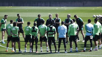 Pellegrini habla con sus jugadores.
