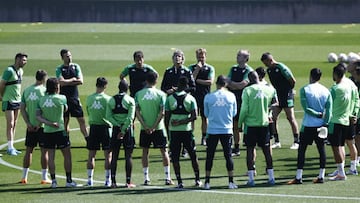 Pellegrini habla con sus jugadores. 