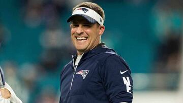 El coordinador ofensivo de los New England Patriots Josh McDaniels ha decidido renovar por un a&ntilde;o m&aacute;s al menos.