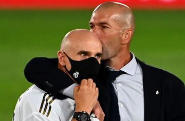 Zidane besa a Bettoni tras la consecución de la Liga 34.
