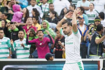 El chileno Bryan Rabello llegó al futbol mexicano para enrolarse con Santos Laguna. El mediocampista vivió sus mejores momentos en la Liga MX vestido de blanco y verde. Con los Guerreros obtuvo el Campeón de Campeones 2014-2015 y formó parte de la plantilla que se llevó el Clausura 2018.